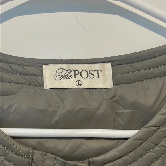 Aritzia Green Quilted Vest with Stand-Up Collar - Picture 2 of 3